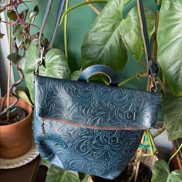 Patricia Nash Handbags - Patricia Nash Burnished Tooled Indigo Luzille Convvertible Backpack Leather